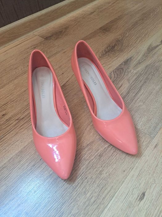 Обувки на ток цвят корал