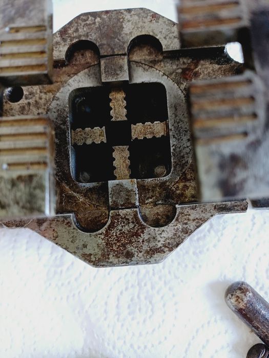 Пресформа за отливане  пластм. крепежни елементи за мебели търговско