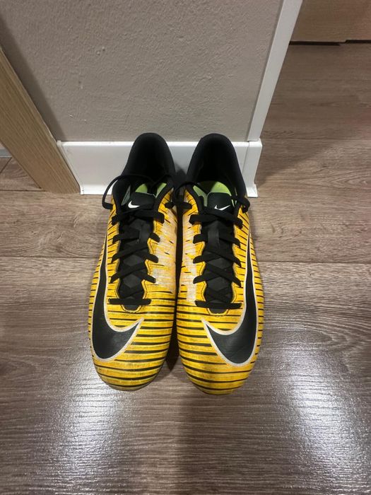 Ghete de fotbal nike mercurial
