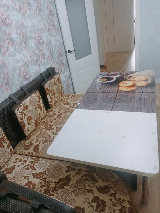 Кухонный стол с уголком