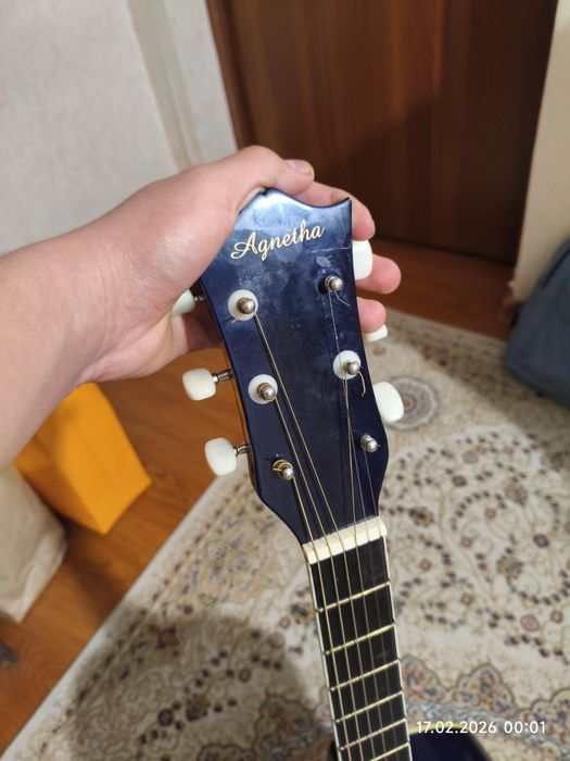 Продам акустическую гитару