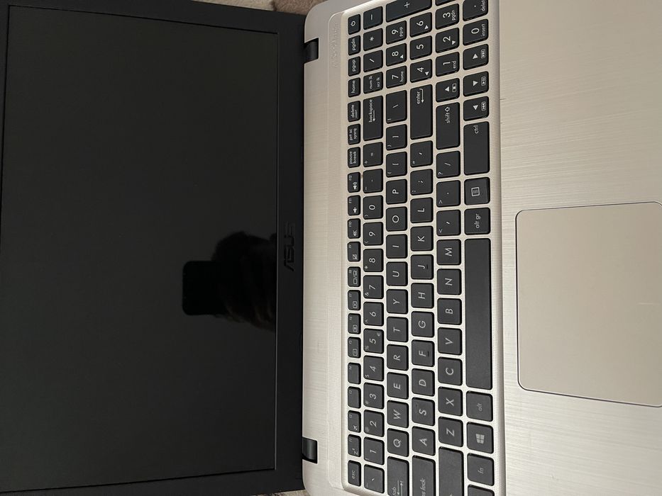 Vând laptop Asus SonicMaster, nefuncțional, pentru dezmembrări.