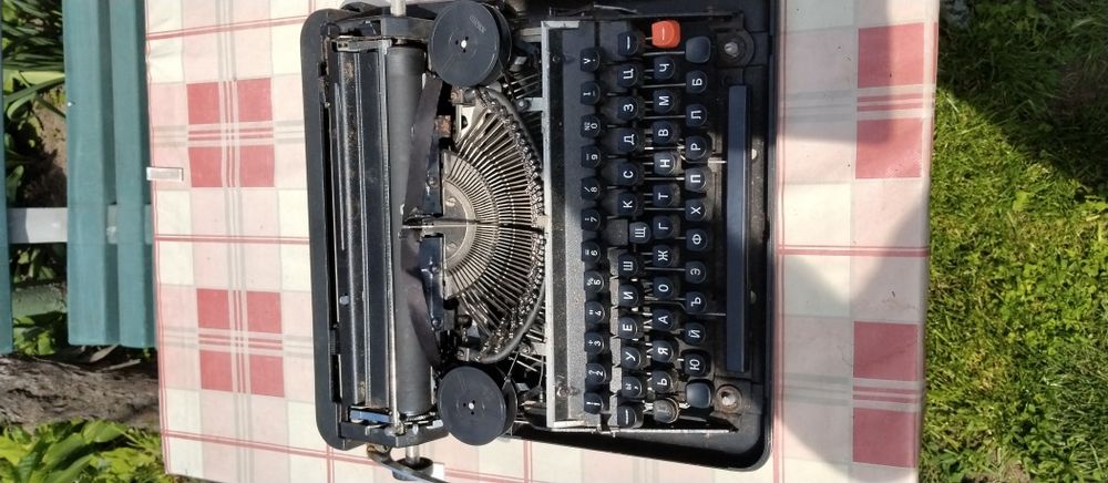 Пишеща българска машина в оригинално куфарче