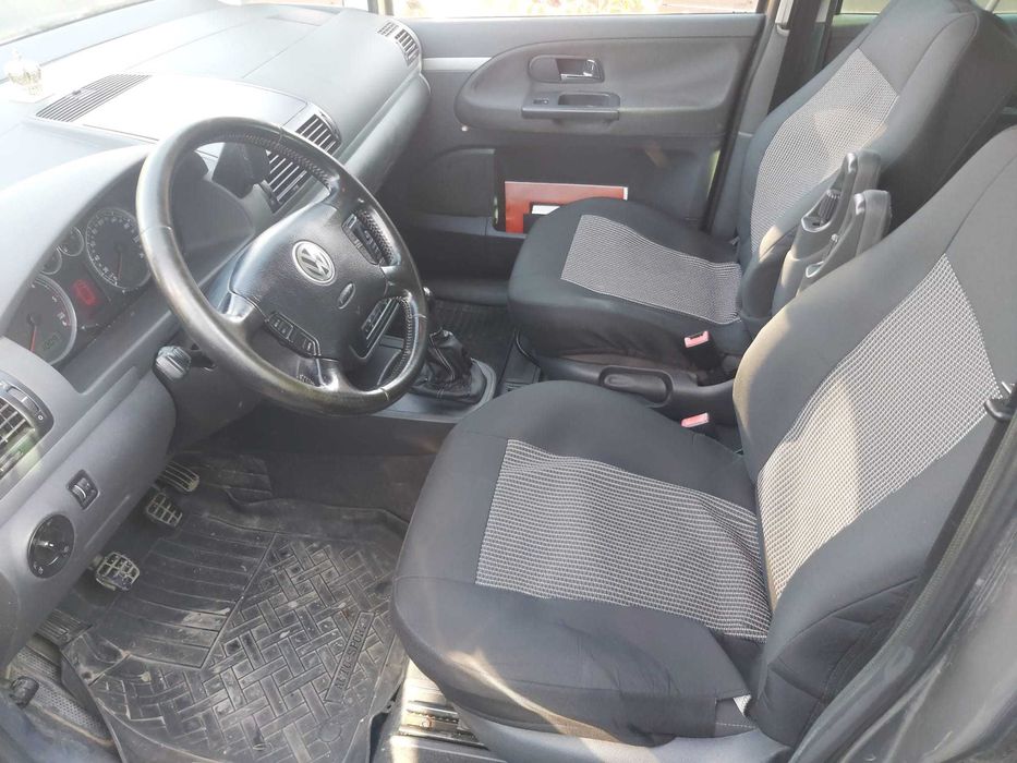 Autoturism ideal pentru drumuri lungi sau activități comerciale.