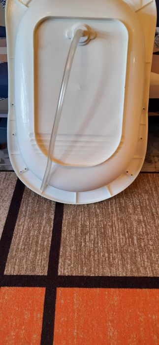 Продавам детска вана за къпане със стойка и помощна подложка