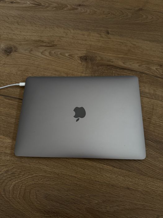 Продам MacBook Air (M1, 2020)