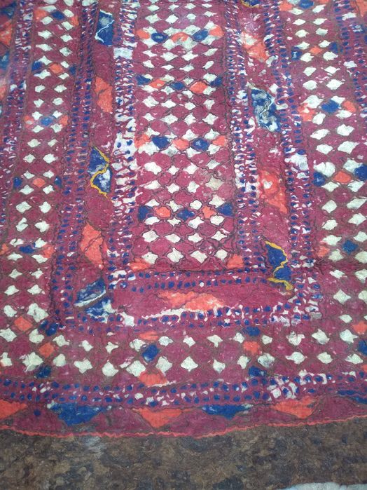 Бурынгы  табий кийиз сатылады. Бириншиси 500000, екиншиси 300000.