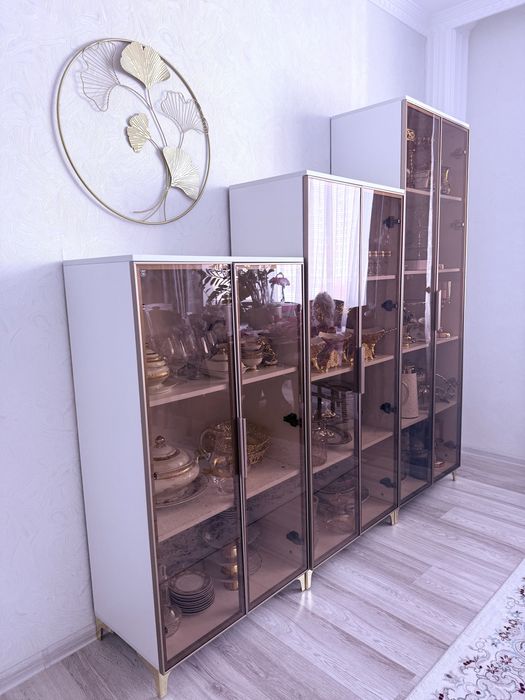 Мебель для гостиной. Сервант, стол, стулья