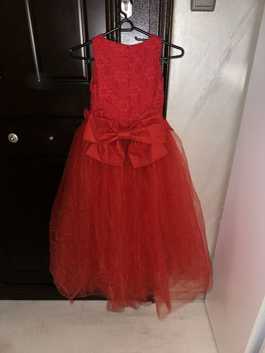 Червена детска рокля