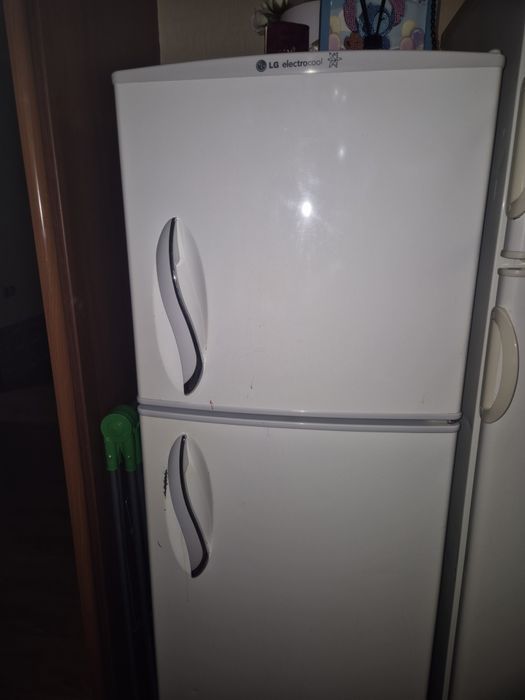 Продам холодильник (роботает только морозильник)