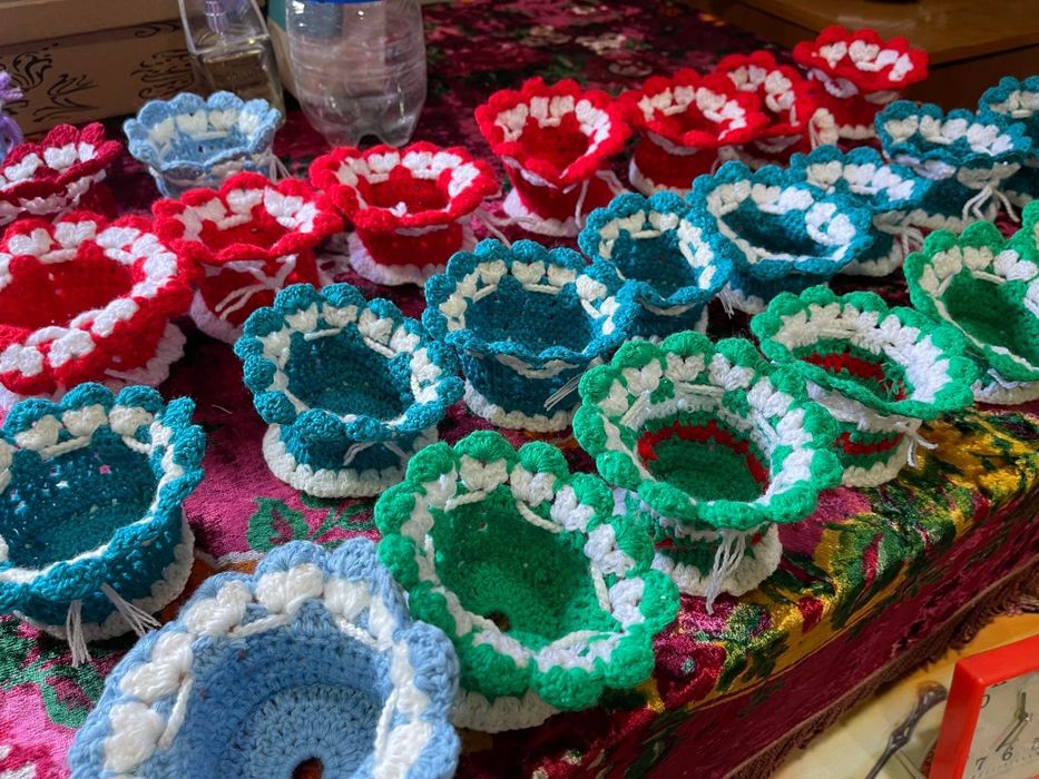 Декоративни подаръчни кошнички от прежда за различни поводи