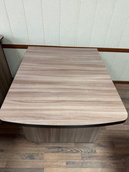 офисный шкаф и телевизор