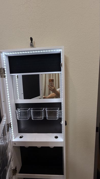 Продам зеркало-шкаф