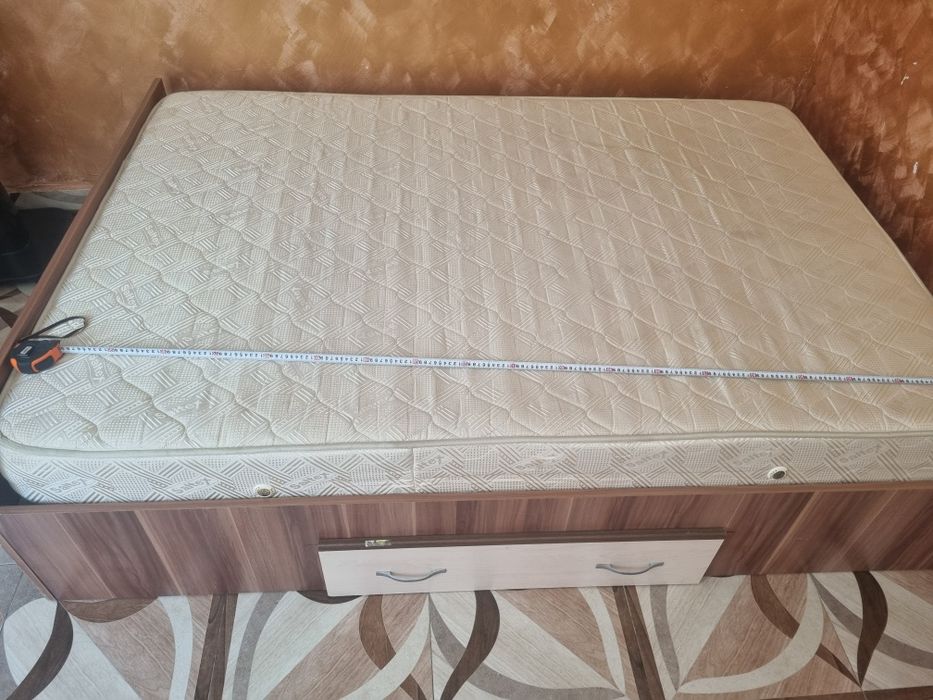 Vând pat cu saltea 130 140