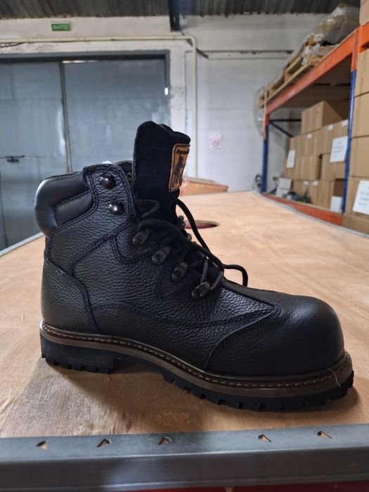 продам ботинки новые