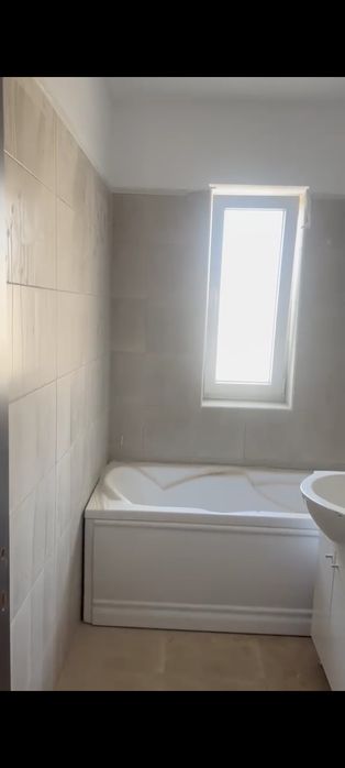 Vând apartament cu trei camere și parcare