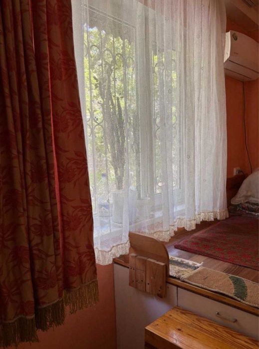 Новза метро олдида 2 хонади