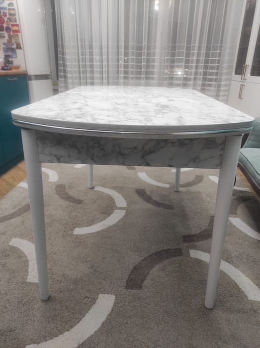 Срочно продам стол со стульями