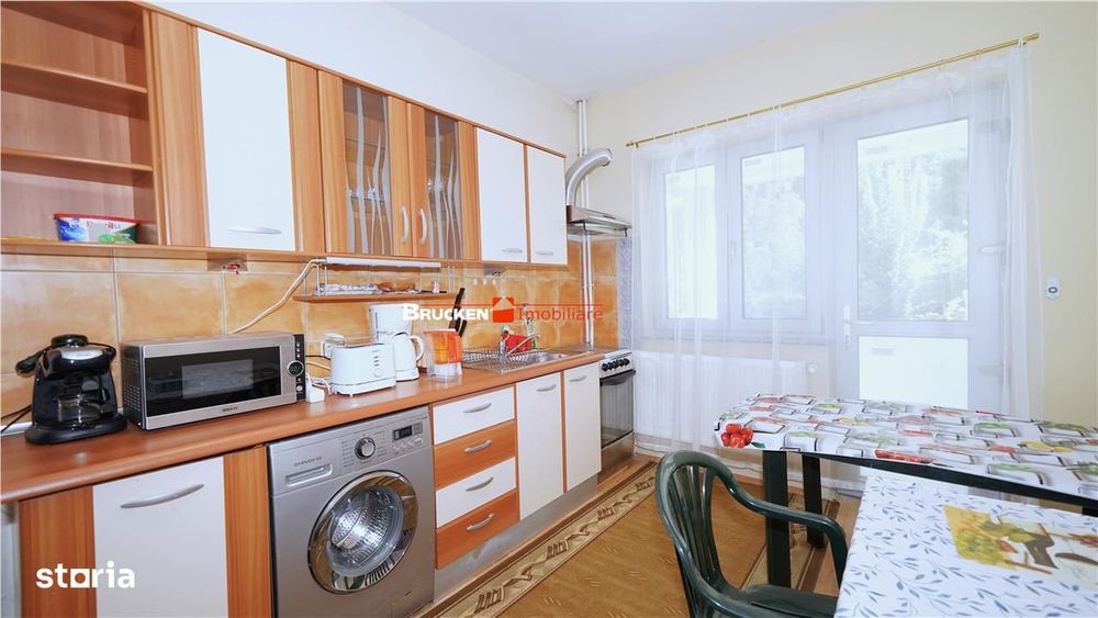 Apartament cu terasa, curte si parcare, intr-o zona linistita de case