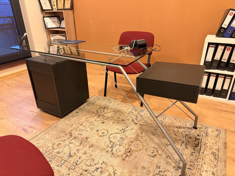 Vand doua birouri de sticla