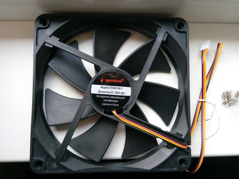 кулер 140 мм  на 140 мм DC 12V 3 pin 0.20A