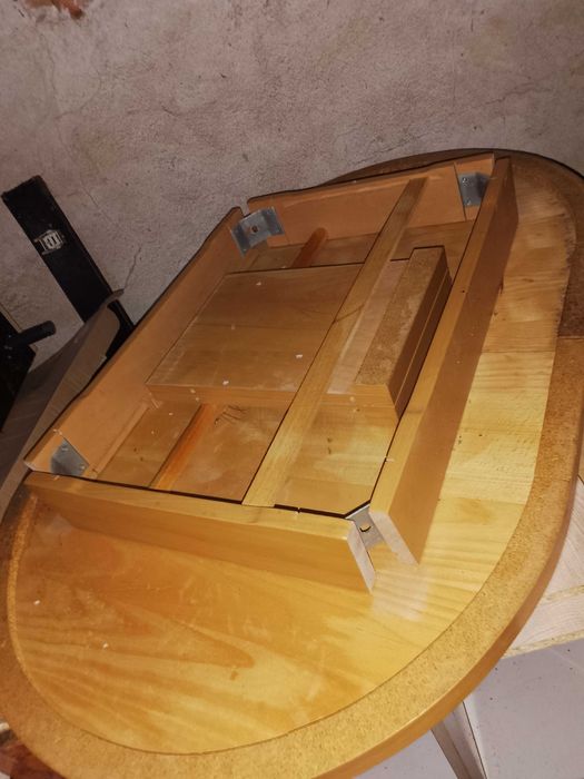 Продавам дървени холни маси