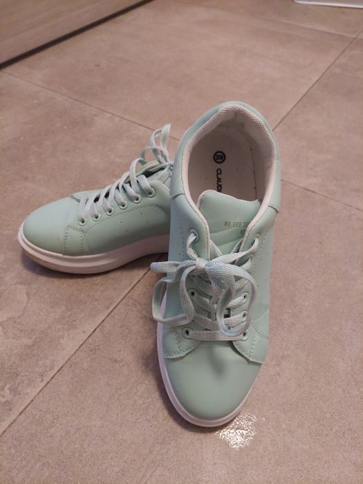 Vand pantofi sport culoare superba