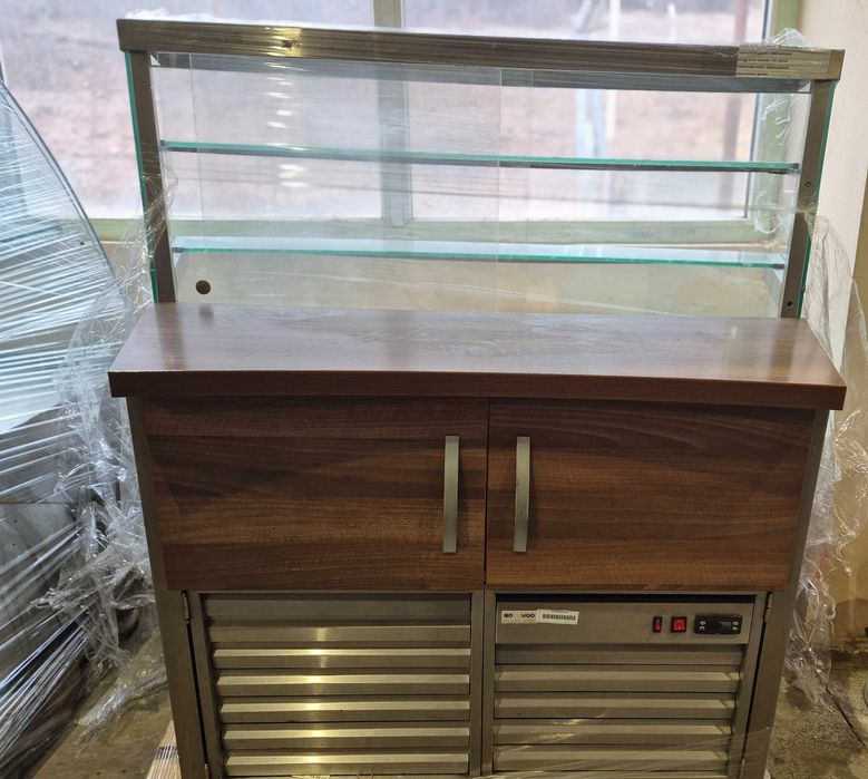 Профисионална лукс хладилна витрина сладкарница, ресторант, хотел.