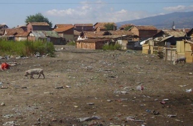 Продавам място със згради(Благоевград)