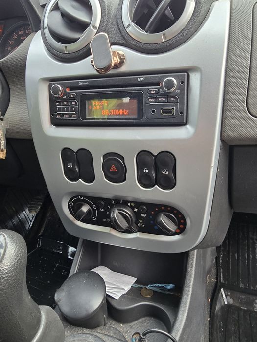 Vând Logan MCV 2012