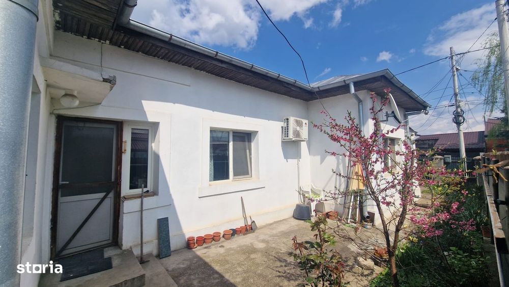 Casă rezidențială din cărămidă cu garaj, pivniță si curte privată
