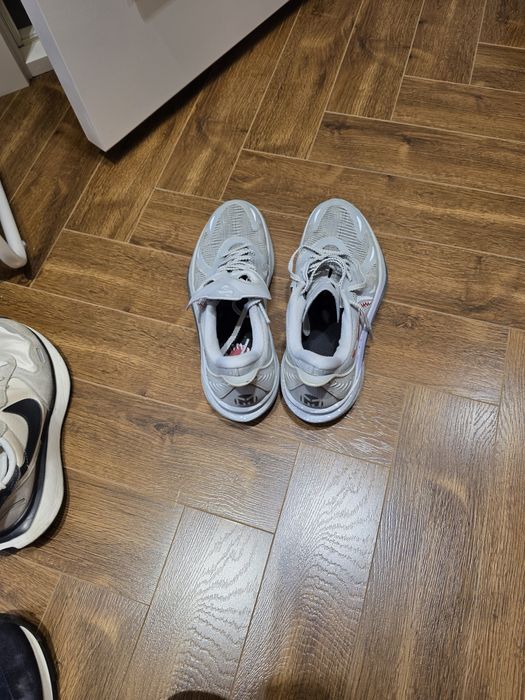 Срочно продам кроссовки.  Каждая пара по 100 000 сум