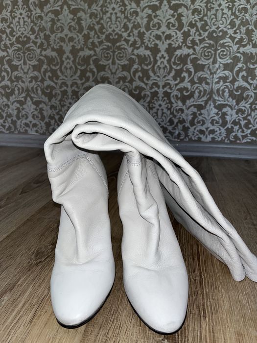 Продаю белые кожаные сапоги