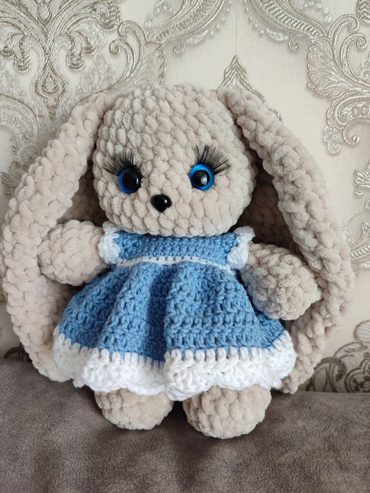 Вязаная игрушка (зайка)