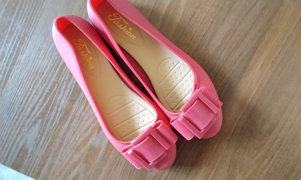 Продаю туфли-балетки новые