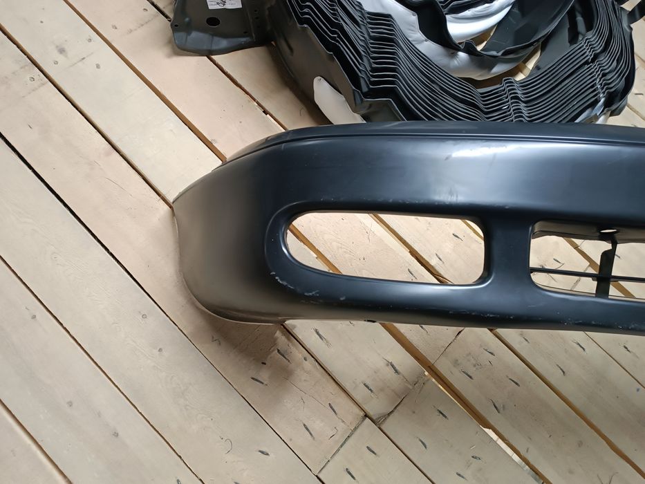 Продаю бампер передний Мазда Кронос