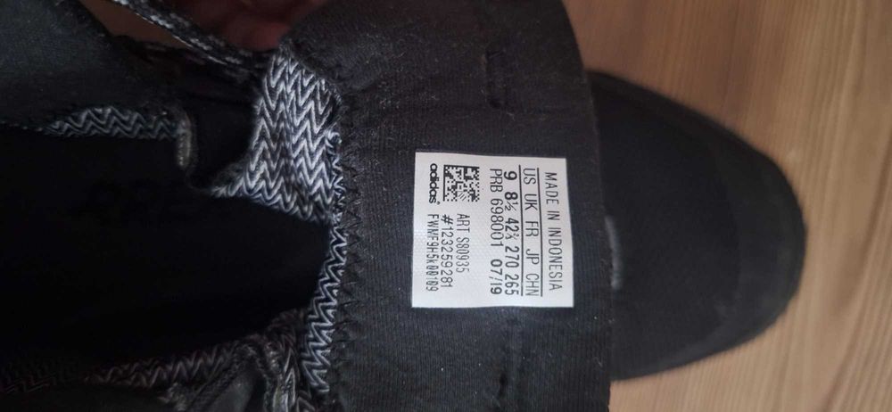 Зимни обувки adidas удобни и топли.