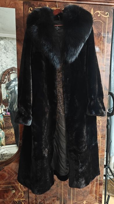 Шуба мутон, воротник чернобурка