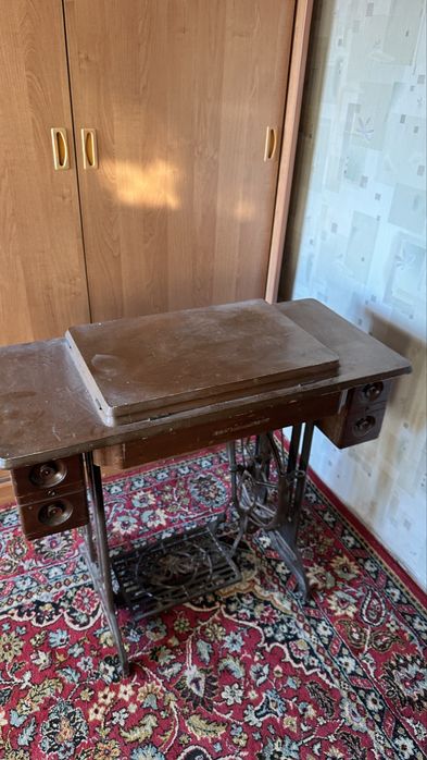 Ретро швейная машинка батерфляй