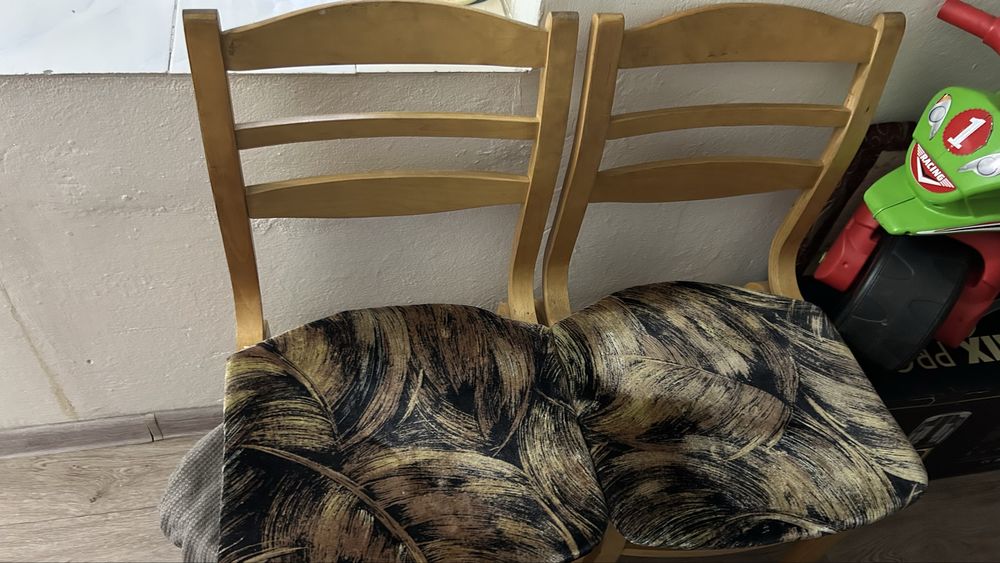 Продам стуля  разного цвета