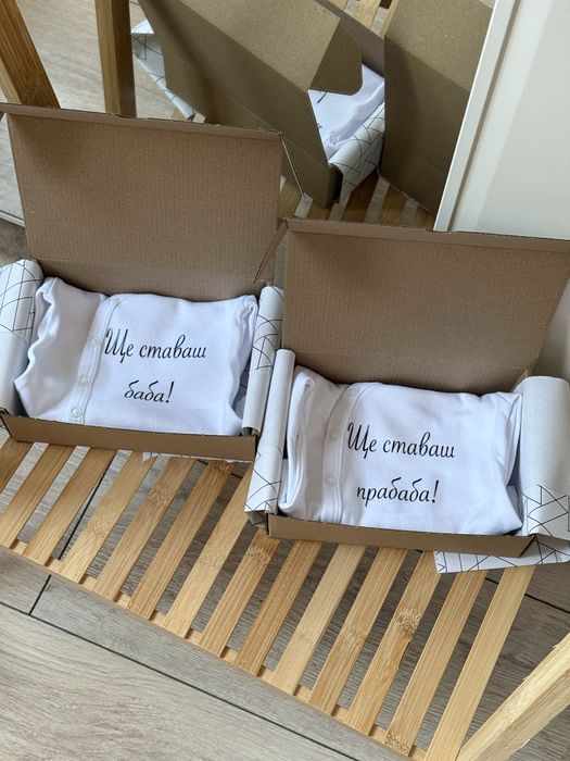 Боди с надпис “Ще ставаш татко/баба/дядо/!”за съобщаване на бременност