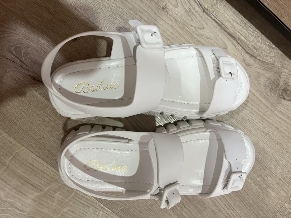 Бели дамски сандали