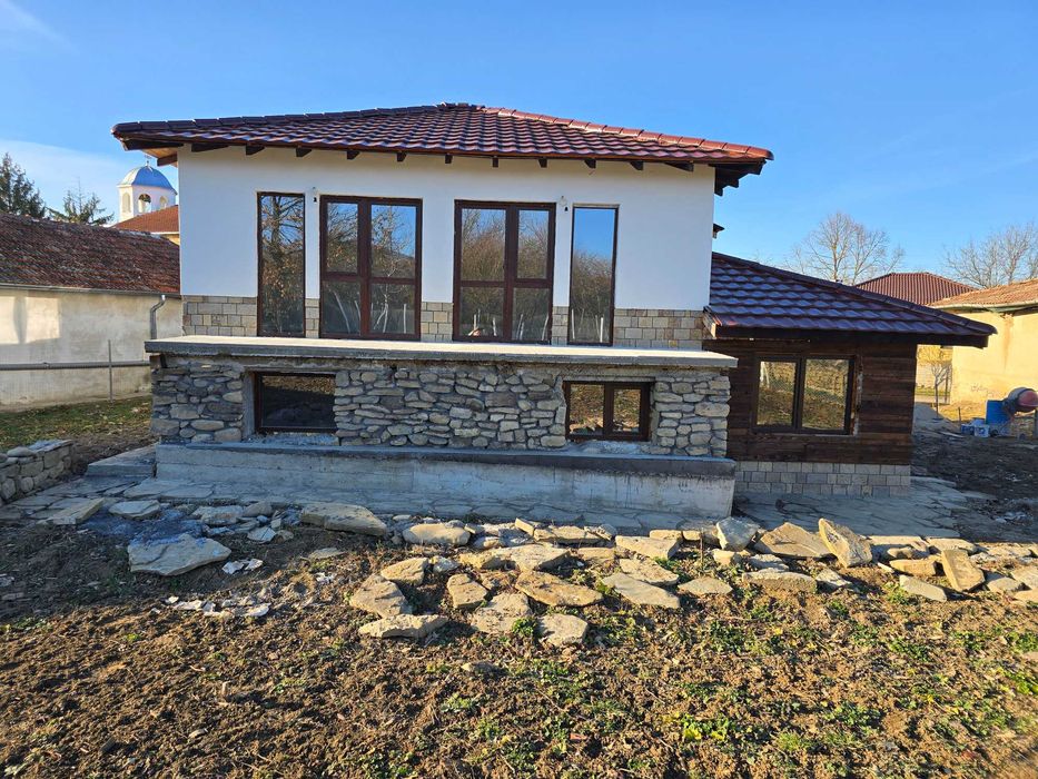 Реновирана къща с  голям двор в  с. Kъпиново / Велико Търново