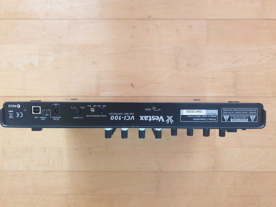 Consolă DJ Vestax VCI-100 cu placă de sunet Reloop Play