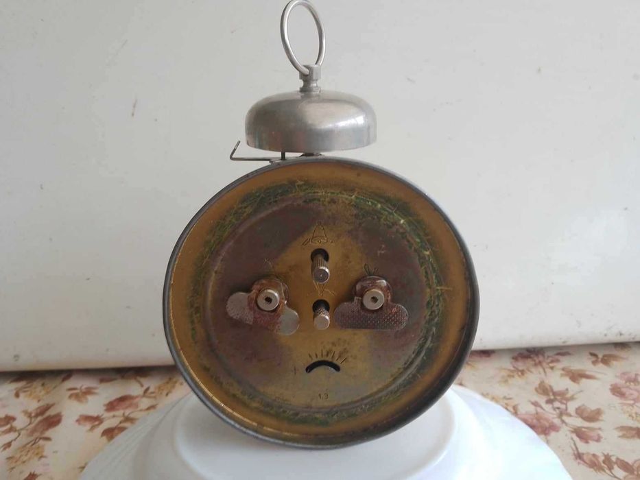 Ceas desteptator de masa vechi -mecanic Jnsa .95 lei