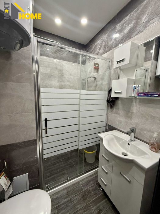 Чисто нов, напълно обзаведен тристаен апартамент с ГАРАЖ!