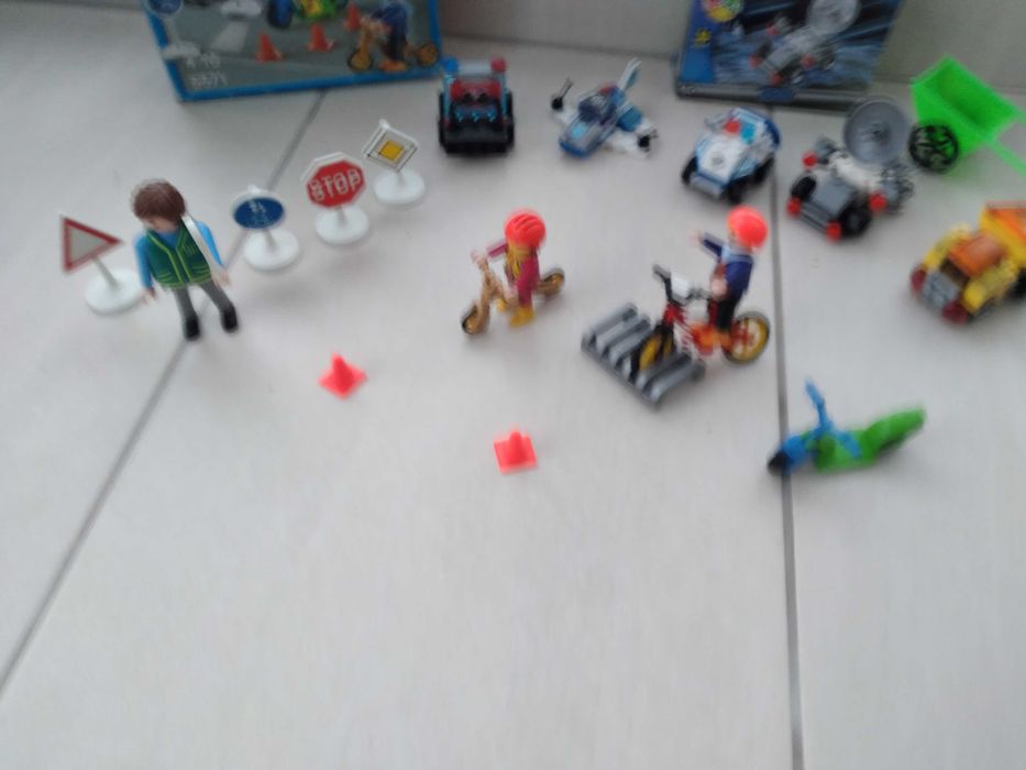 Три конструктора тип LEGO