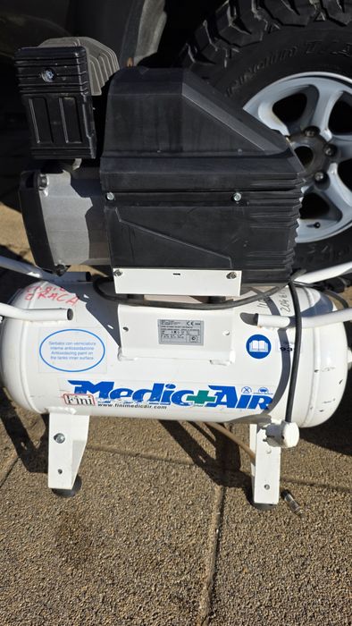 De vanzare compresor medical, stomatologic (fără ulei)