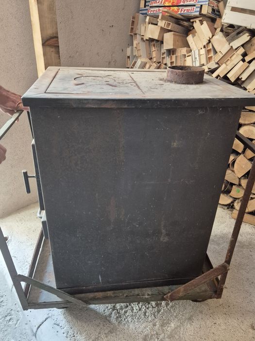 Продавам камина на дърва с водна риза.