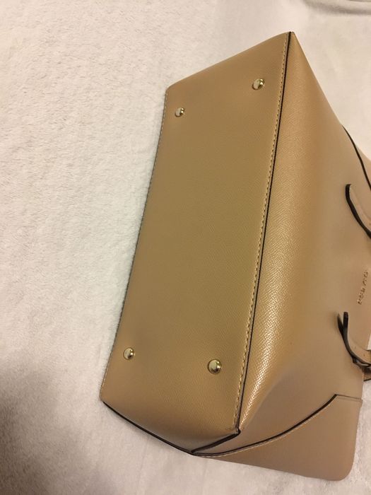 Оригинална дамска бежова чанта Guess